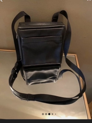 Louis Vuitton Τσάντα Ώμου σαν καινούργιο, ανάγλυφο δέρμα Taiga, μαύρο