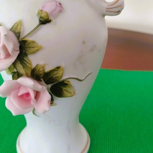 Vase with 3D pink roses porcelain like new