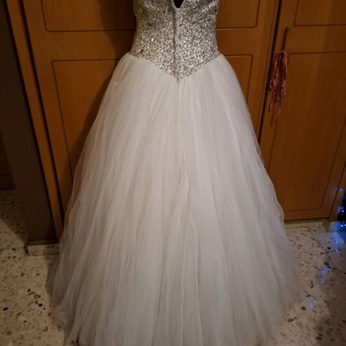 Romantic Wedding Dress Size S-M White Like New with Veil and Storage Case