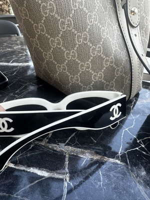 Chanel слънчеви очила като нови, черно и бяло