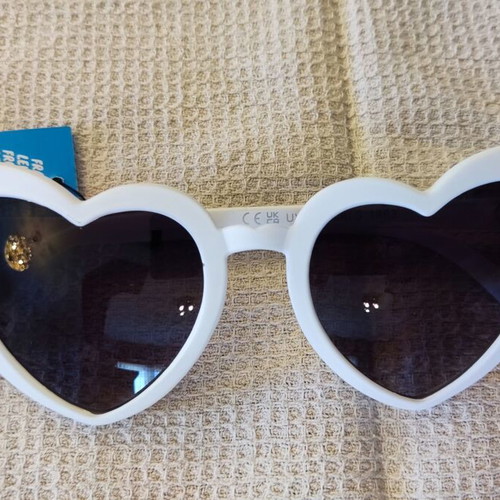 Solo-Solis NDL1863 sunglasses new, white frame, black heart-shaped lenses