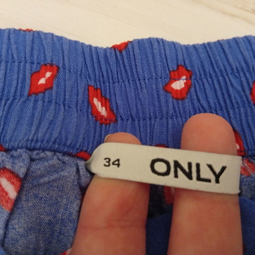 Only 3/4 pants like new, elastic back, blue and red