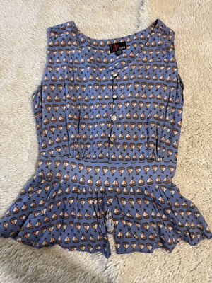 Yumi top like new, summer style with jewel buttons, blue and orange