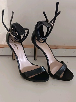 Mark Milan women's leather sandals black like new, size 38