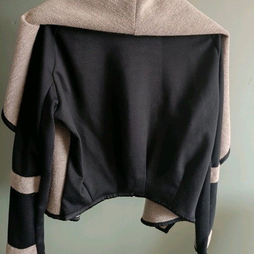 Short women's coat with a waterfall collar