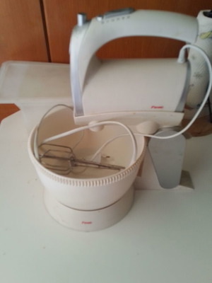 Fest Hand Mixer with Base and Rotating Bowl used, broken bowl
