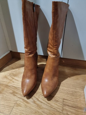 Tan boots new, size 39, with synthetic lining