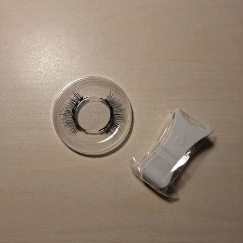 Magnetic lashes brand new with applicator