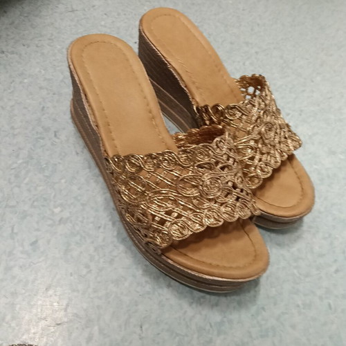Platform sandals with gold woven details, size 38