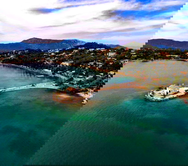 polite mikri monokatikia stin paralia marinas gouvion kerkiras !!!