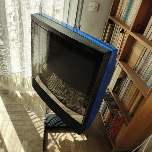 Bang & Olufsen television used 28 inches, 1980s model