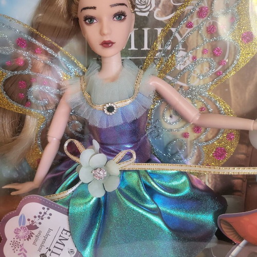 Emily in Paris and doll Evie Simba