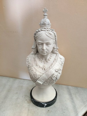 Bust statue Queen Victoria like new, marble stone with black base