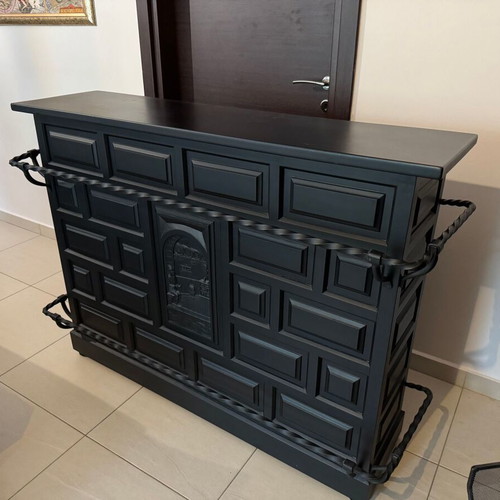 bar with 2 stools