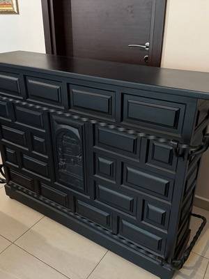 bar with 2 stools