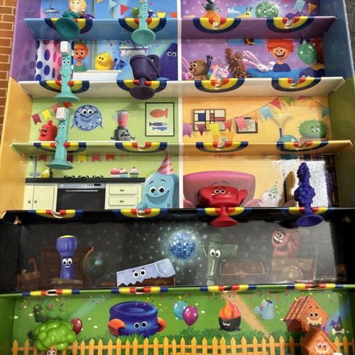 Stekeez Happy Home used, 9 figures and house