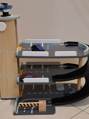 Ξύλινο πάρκινγκ αυτοκινήτων με 3 επίπεδα kids concept σαν καινούργιο