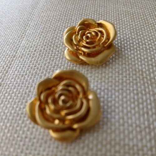 Vintage rose clip earrings like new, gold color