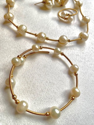 Modern jewelry set with natural pearls by Al'Oro