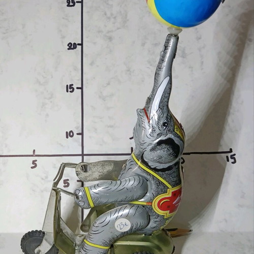 Tin wind-up elephant like new, height 25 cm