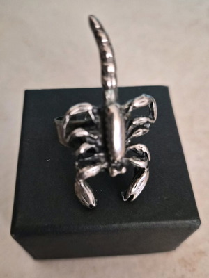 Scorpion-shaped ring used, silver color