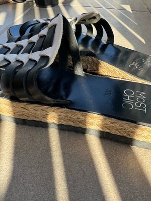 Πέδιλα Most Chic σαν καινούργια, μαύρο και άσπρο δερμάτινα