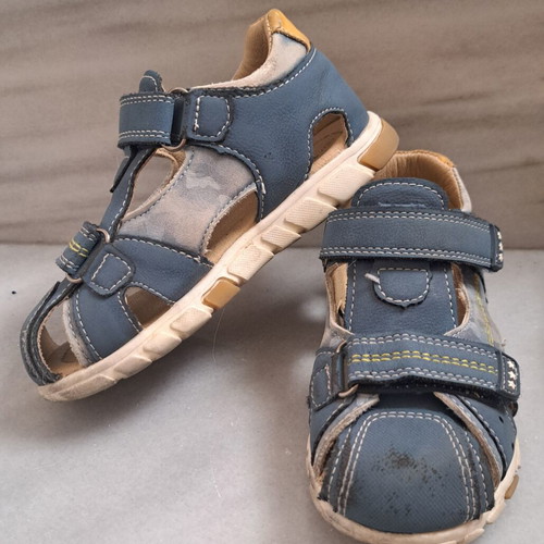 Anatomic sandals size 27 used for boys