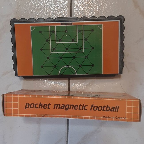 Vintage Magnetic Pocket Football Game Petalo like new