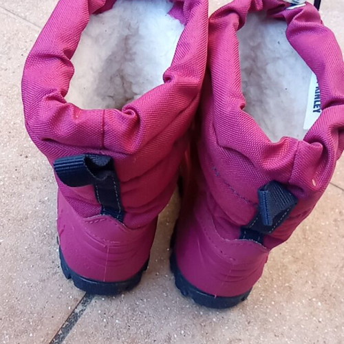 Girls' boots size 22 with fur lining and croc insole like new