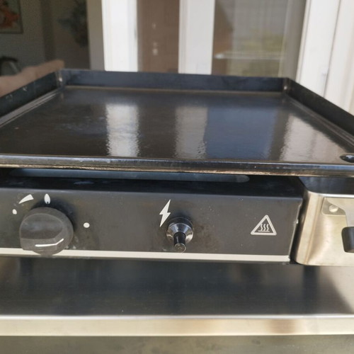 Cast iron griddle grill used with base and wheels