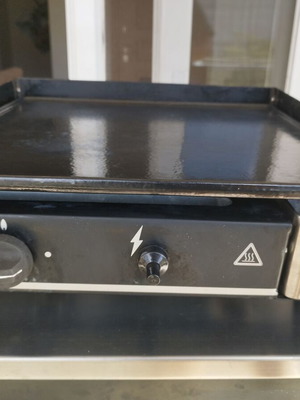 Cast iron griddle grill used with base and wheels