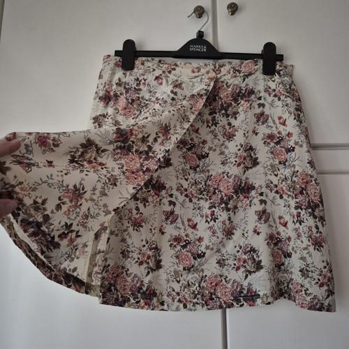 Silk Floral Skirt like new, size XL 42 14, buttoned waist