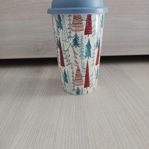 Porcelain mug new with silicone lid