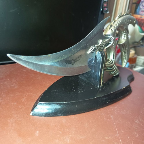 Alien decorative knife like new with eagle base