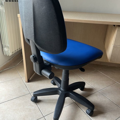 Neoset desk with chair like new, melamine wood