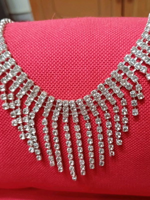 Vintage dangling crystal rhinestone necklace like new
