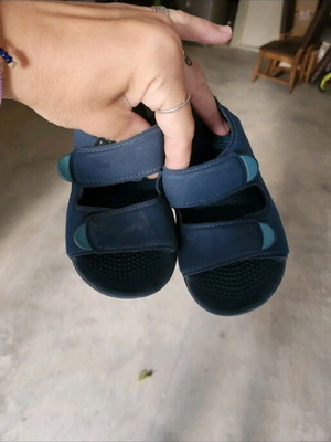 Adidas kids slippers size 25 like new