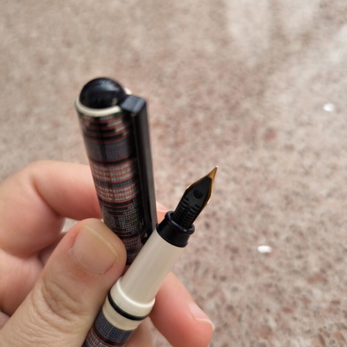 Daniel Hechter pen new