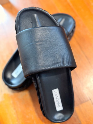 Inuovo leather black slides flatform sandals like new