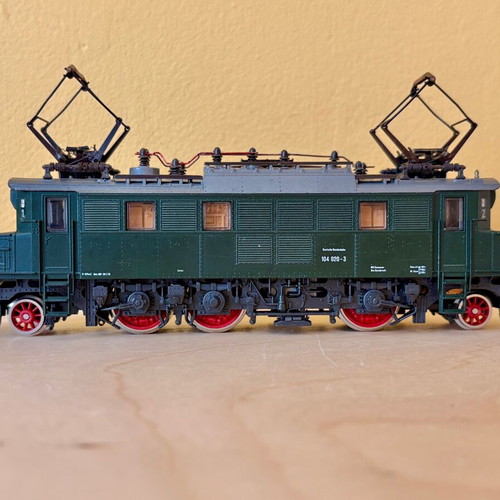 Roco 04144S DB BR 104 locomotive HO model like new