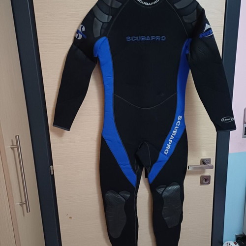 Scuba Pro 5mm wetsuit Large like new, black-blue