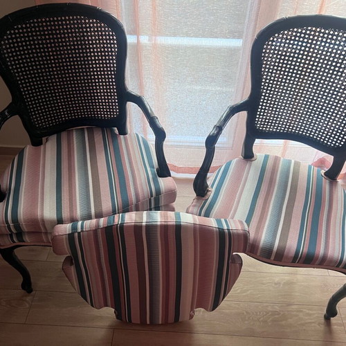 Set of 2 refurbished armchairs with rattan and glass table