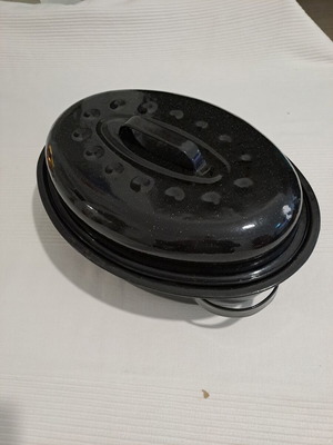 Oval enamel roasting pan like new, black with lid and rack