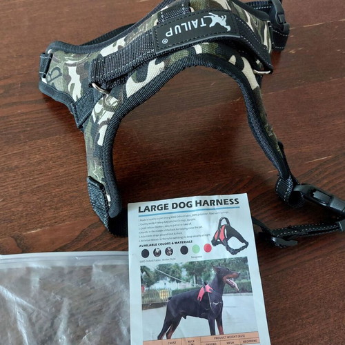 Dog harness size L new with adjustable straps and clip