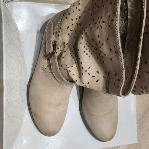 Bata boots natural leather like new, beige