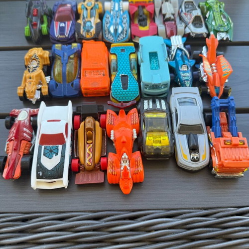 Hot Wheels collection of 24 cars like new