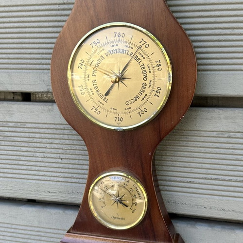 Vintage ξύλινος επιτοίχιος μετεωρολογικός σταθμός με βαρόμετρο και υγρόμετρο