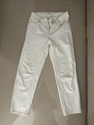 Λευκό τζιν Bershka mom fit σαν καινούργιο, μέγεθος M