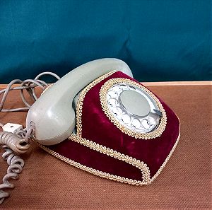 Παλιό τηλέφωνο με βελουδινη επένδυση για ντεκορ