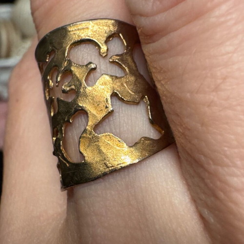 Ring in copper color with adjustable size and unique design